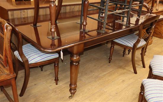 A Victorian style mahogany dining table L.238cm with leaf in